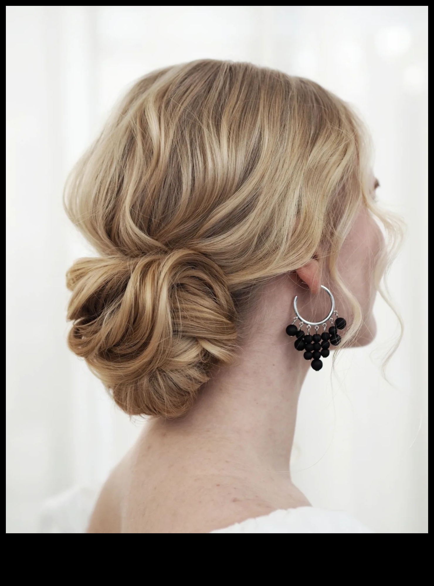 Romantic Waves and Updos: Ξανθά χτενίσματα για ιδιαίτερες στιγμές