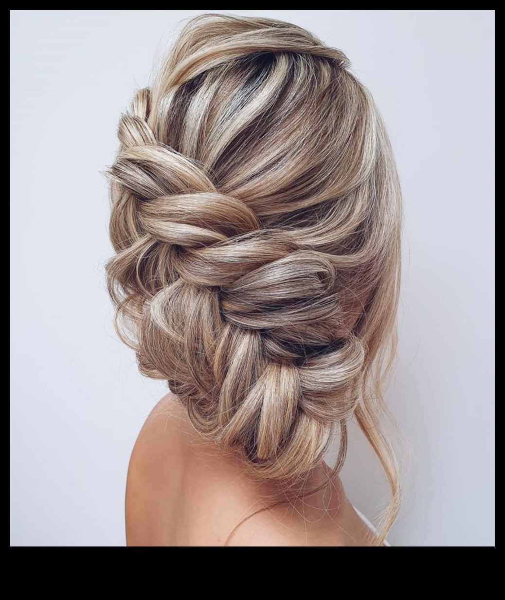 Romantic Waves and Updos: Ξανθά χτενίσματα για ιδιαίτερες στιγμές