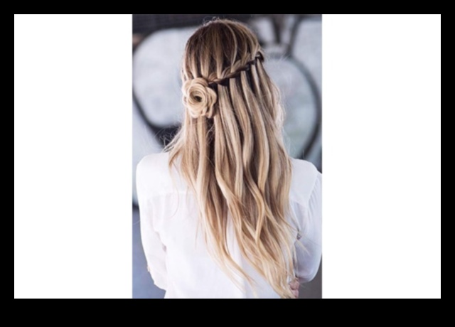 Ρομαντικά χτενίσματα με κύματα και πλεξούδες καταρράκτη για ραντεβού 5 Ξανθά κύματα και πλεξούδες καταρράκτη: Ρομαντικά χτενίσματα για ραντεβού